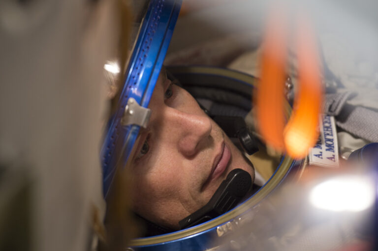 andreas_during_a_simulation_inside_the_full-scale_mockup_of_the_soyuz_capsule
