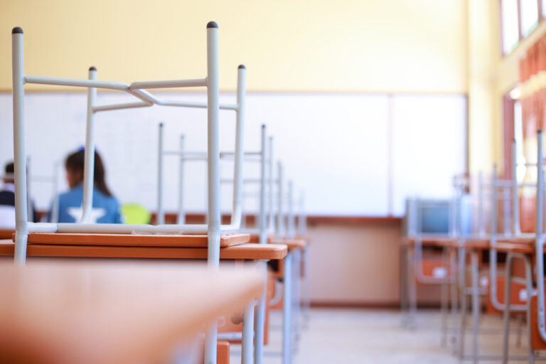 klasseværelse stole få elever tomt krise