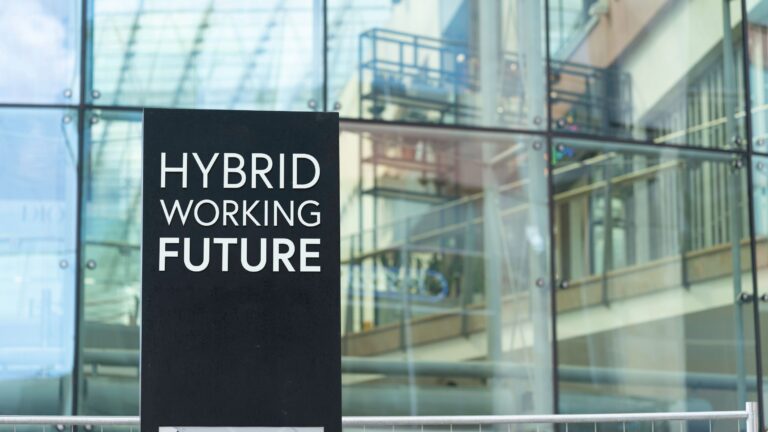 hybrid working future shutterstock_1971515327_0 komp