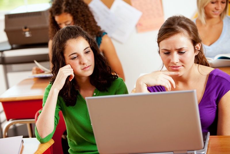 elever-klassevaerelse-undervisning-shutterstock_208264594_0-aspect-ratio-348-234