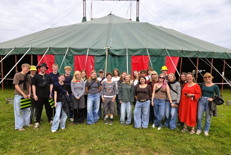 Gym-elever-paa-TF-klassebillede-2-scaled-aspect-ratio-348-234