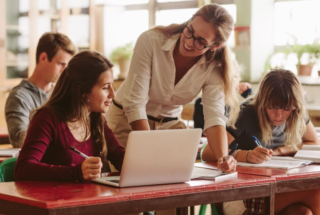 Undervisning-ung-laerer-elever-klasse-shutterstock_-aspect-ratio-348-234