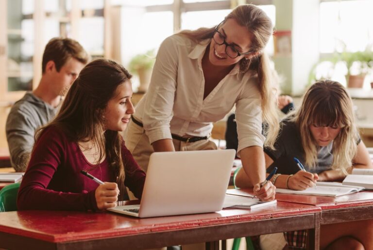Undervisning-ung-laerer-elever-klasse-shutterstock_-aspect-ratio-348-234