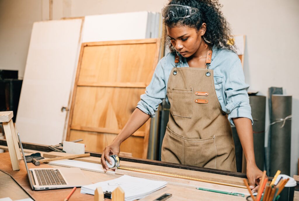 toemrer-haandvaerk-undervisning-epx-shutterstock_2549654519-scaled-aspect-ratio-348-234