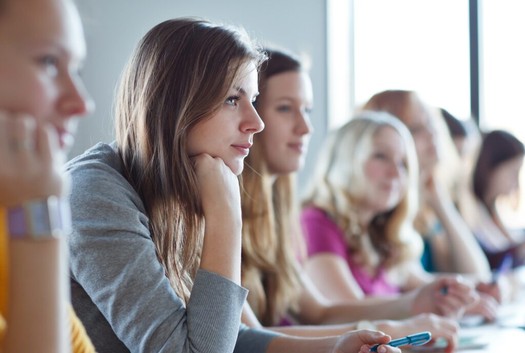 Piger-lytter-undervisning-scaled-aspect-ratio-348-234