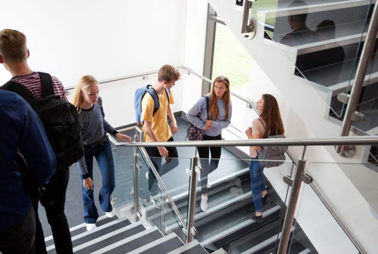 elever_paa_trappe-aspect-ratio-348-234