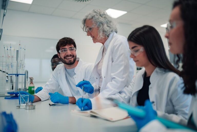 Science-forsoeg-naturfag-shutterstock-1-aspect-ratio-348-234