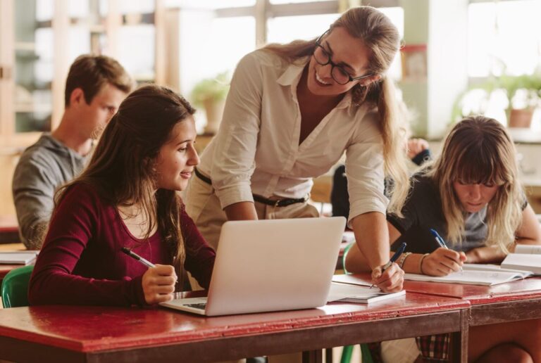 Undervisning-ung-laerer-elever-klasse-shutterstock_-1-aspect-ratio-348-234
