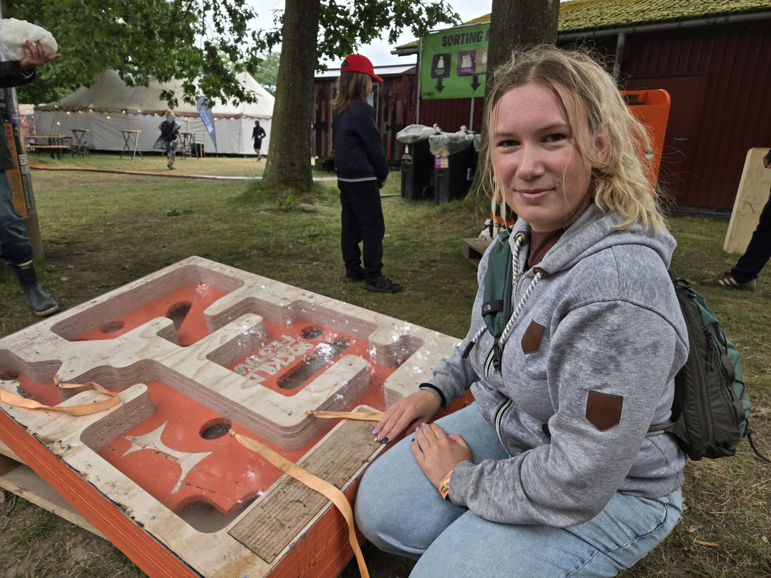 Mia Illum Thomsen sammen med hendes gruppes projekt, foto Martin Harvøe Kristensen
