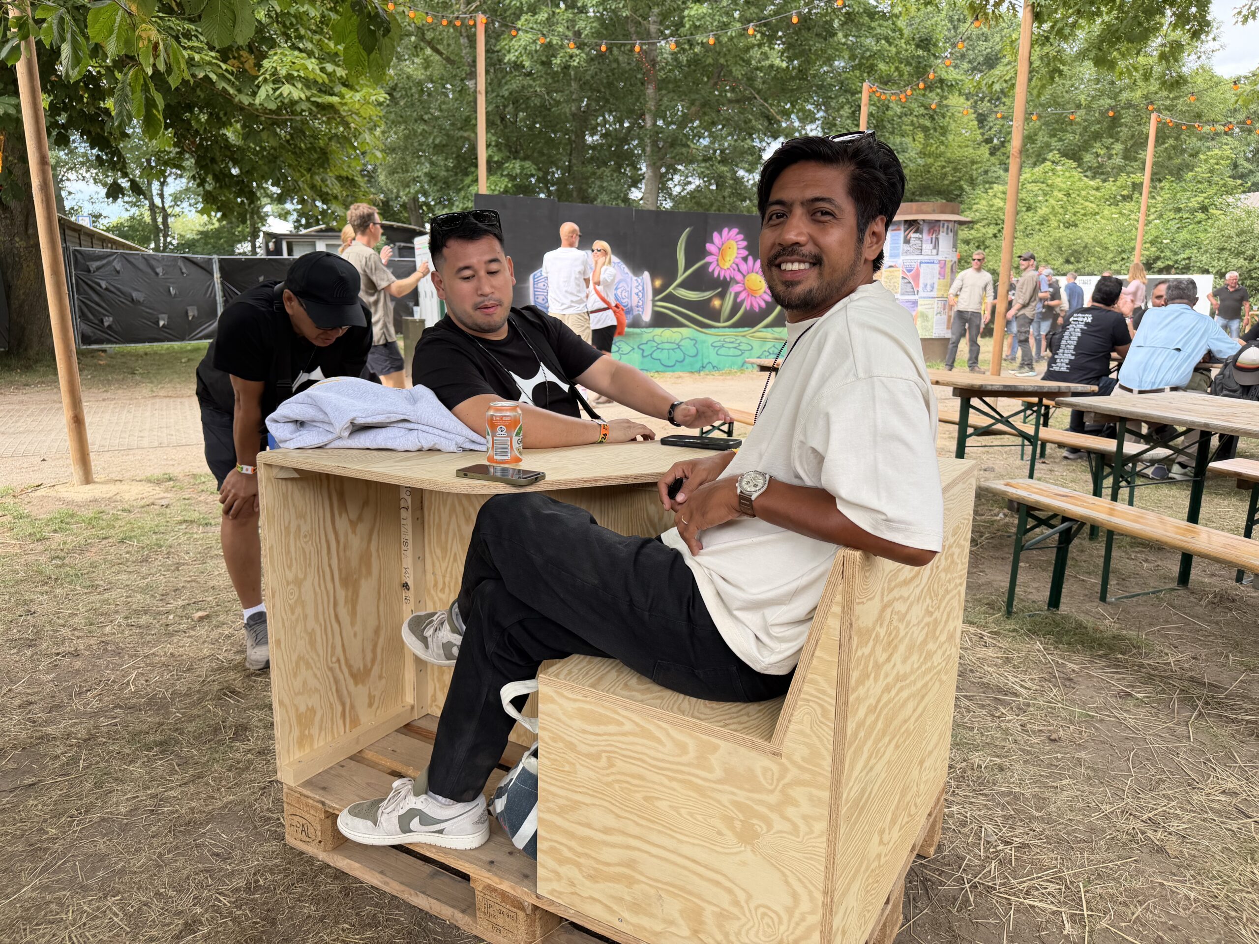To filipinske journalister på Pulsens Roskilde møbler, foto Serge Savin